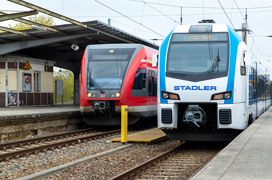 Der Testzug von Stadler neben dem Regelzug desPrignitz-Express, Foto: VBB/Marion Hunger