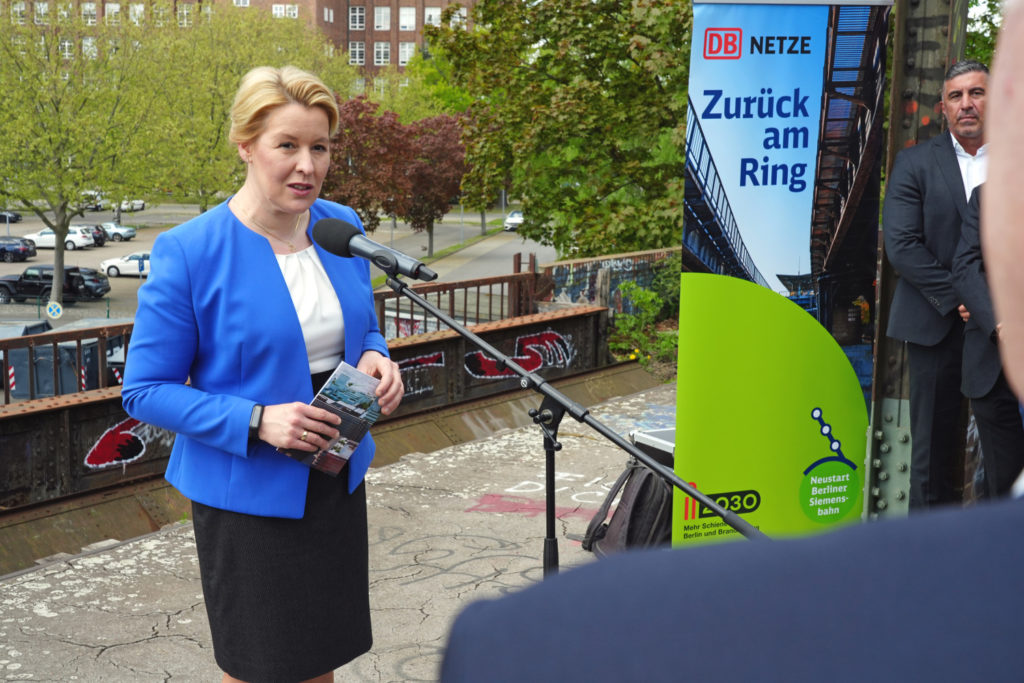 Regierende Bürgermeisterin Giffey zu Besuch auf der Siemensbahn, einem i2030-Projekt, Foto VBB