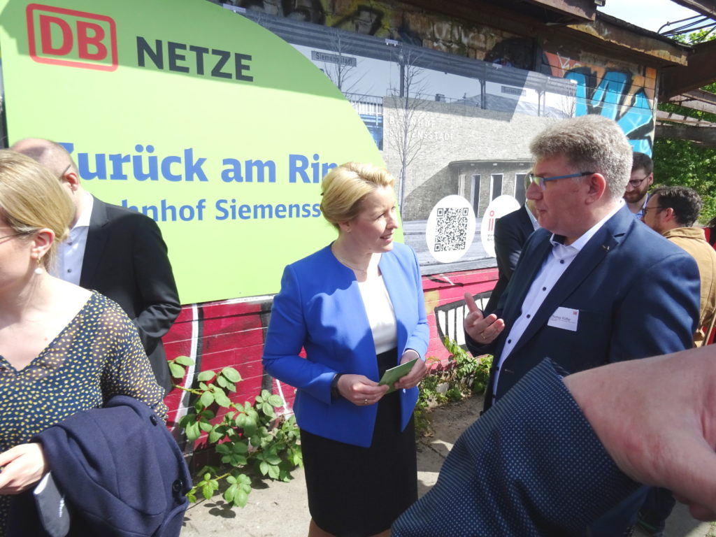 Projektleiter Thomas Rüffer von der DB Netz AG im Gespräch mit der Regierenden Bürgermeisterin Giffey auf der Siemensbahn, Foto VBB