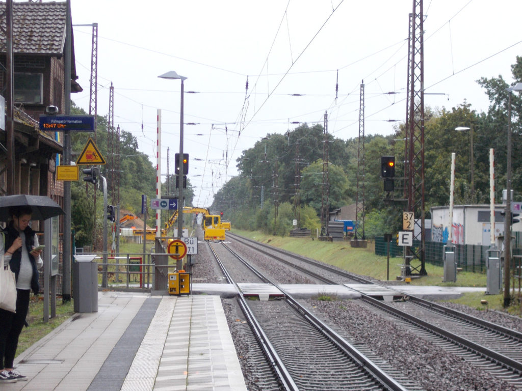 Baustelleneinrichtung und Materialtransport auf der gegenüberliegenden Seite vom Bahnübergang, Foto: DB Station&Service