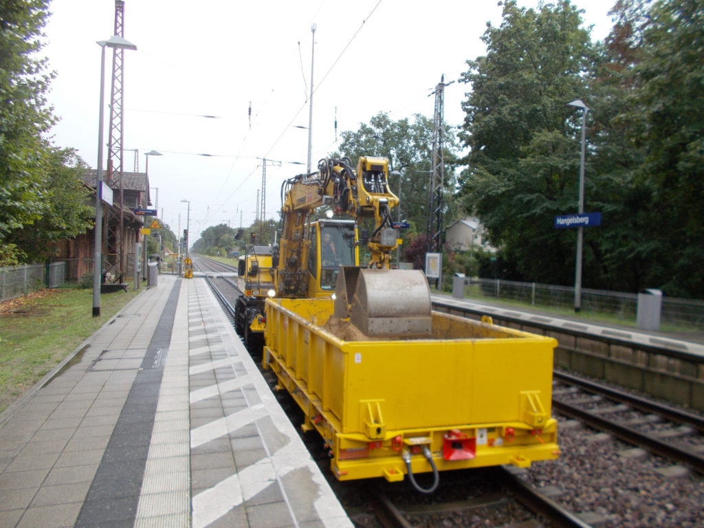 Materialtransport über den Bahndamm in Hangelsberg mittels einer Güterlore, Foto: DB Station&Service