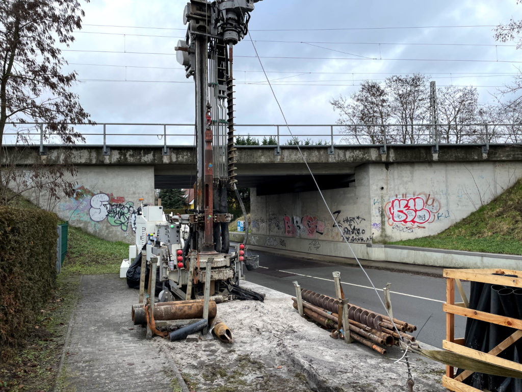 Ausführung von maschinellen Bohrungen in der Eisenbahnüberführung Hertefelder Straße, Foto: DB Netz AG